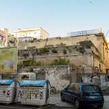 ...occupa un vasto spazio circoscritto nascosto da cancelli, cartelloni pubblicitari e da un muro perimetrale